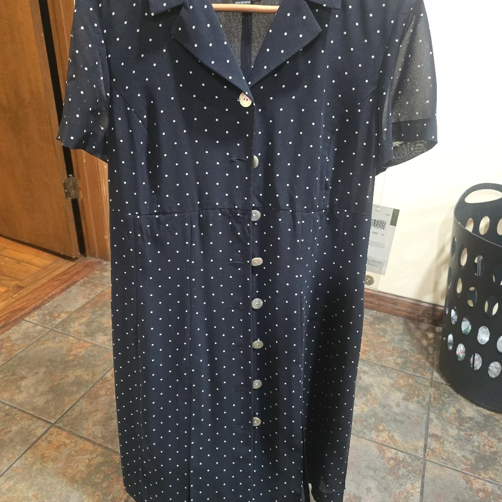 This Vintage is a Cynthia Howie navy blue polka dot midi dres - Picture 7 of 7